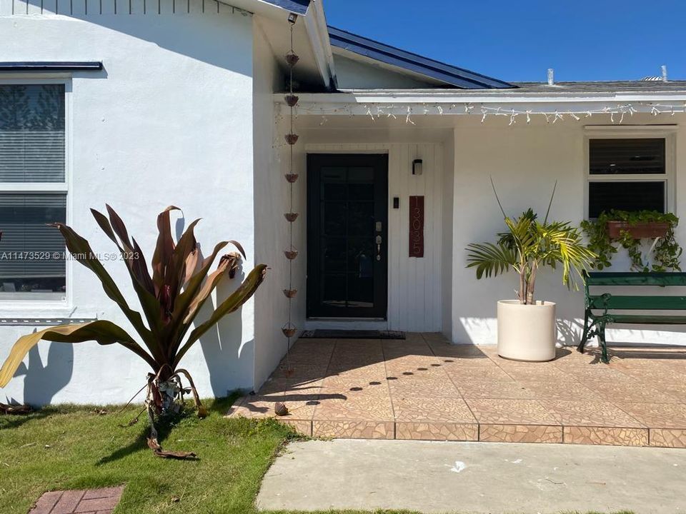Recently Sold: $570,000 (3 beds, 2 baths, 1298 Square Feet)