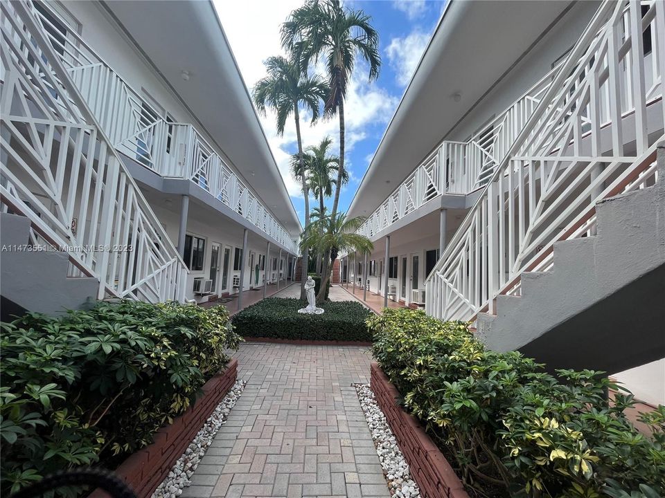 Recently Sold: $235,000 (1 beds, 1 baths, 634 Square Feet)