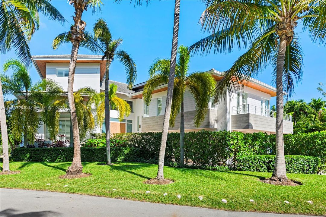 Vendido Recientemente: $6,990,000 (6 camas, 6 baños, 5531 Pies cuadrados)