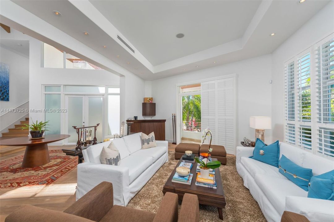 Vendido Recientemente: $6,990,000 (6 camas, 6 baños, 5531 Pies cuadrados)