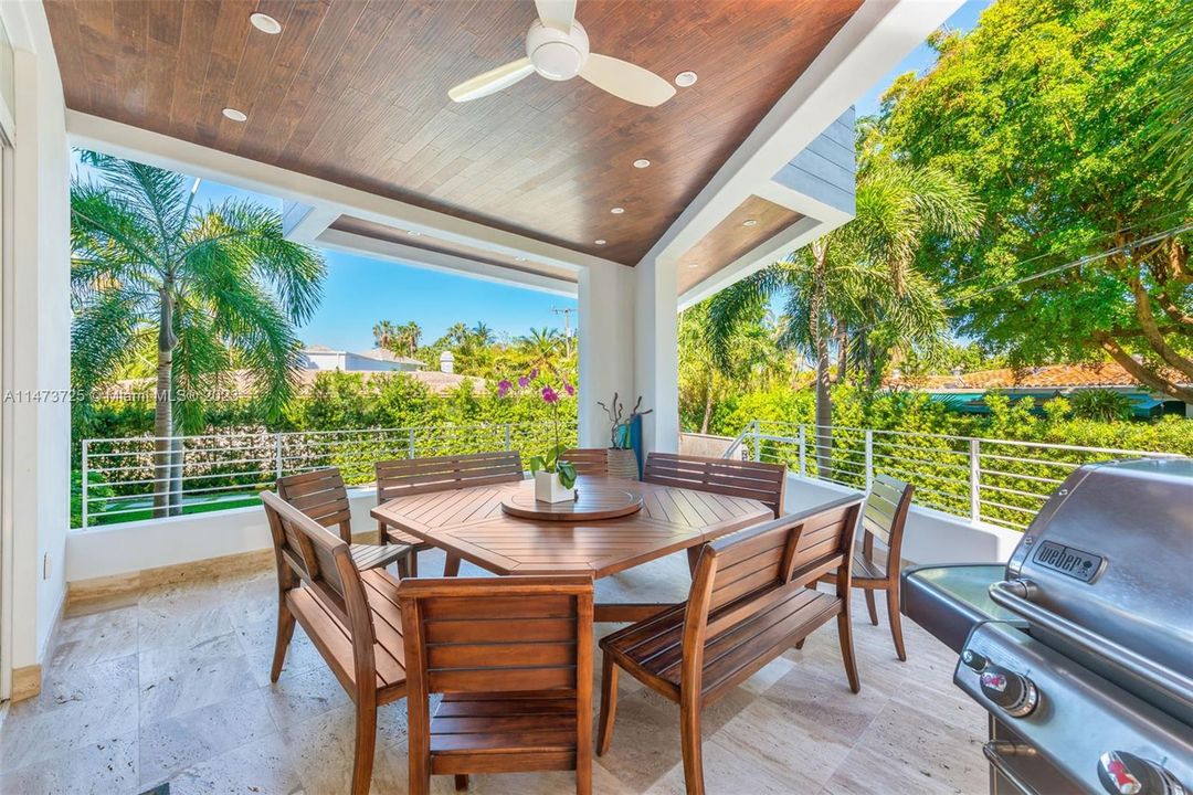 Vendido Recientemente: $6,990,000 (6 camas, 6 baños, 5531 Pies cuadrados)