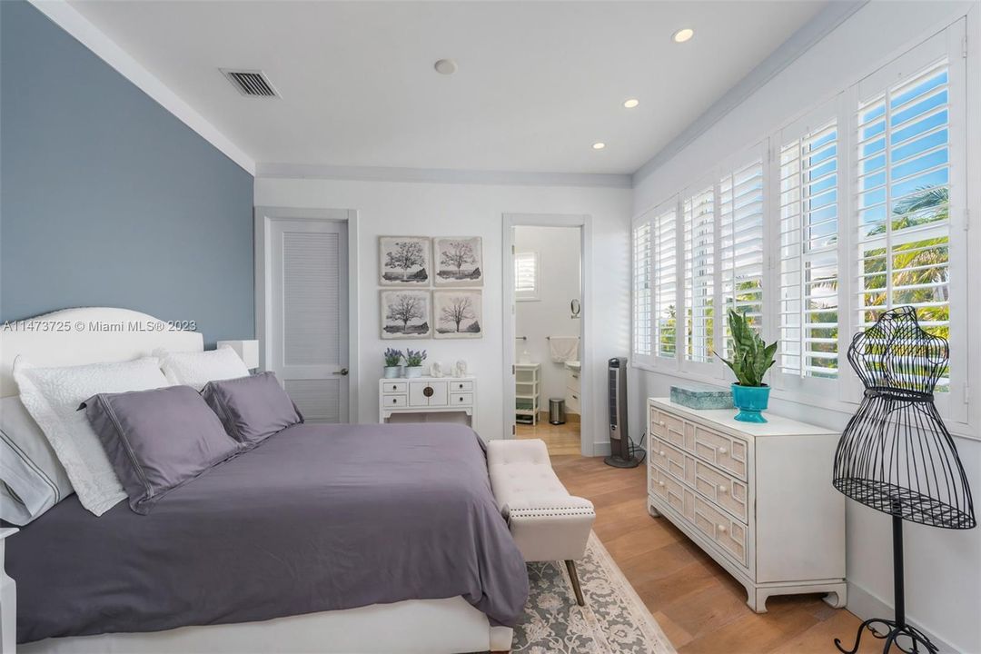 Vendido Recientemente: $6,990,000 (6 camas, 6 baños, 5531 Pies cuadrados)