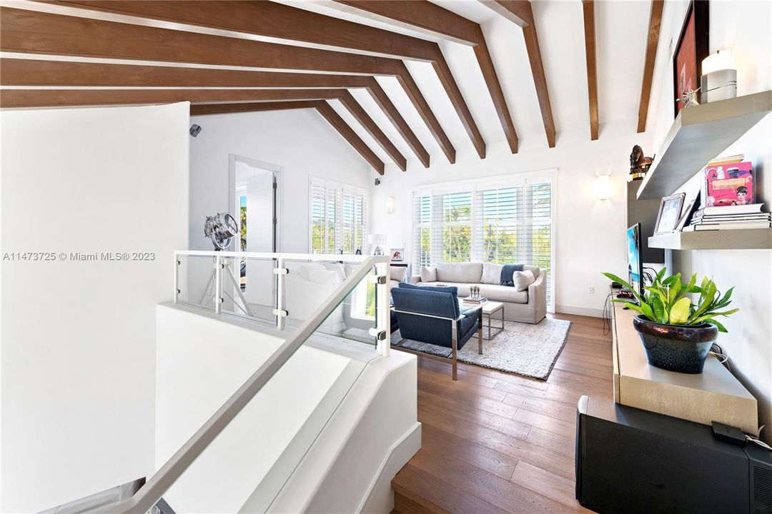 Vendido Recientemente: $6,990,000 (6 camas, 6 baños, 5531 Pies cuadrados)