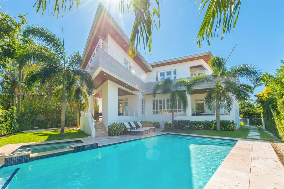 Vendido Recientemente: $6,990,000 (6 camas, 6 baños, 5531 Pies cuadrados)