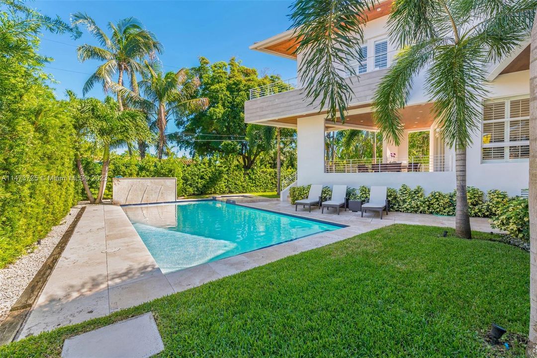 Vendido Recientemente: $6,990,000 (6 camas, 6 baños, 5531 Pies cuadrados)