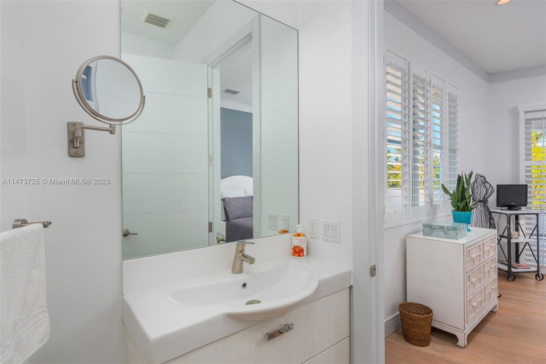 Vendido Recientemente: $6,990,000 (6 camas, 6 baños, 5531 Pies cuadrados)