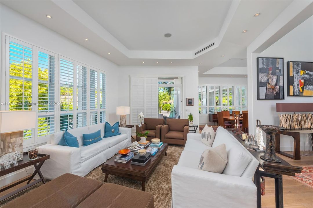 Vendido Recientemente: $6,990,000 (6 camas, 6 baños, 5531 Pies cuadrados)