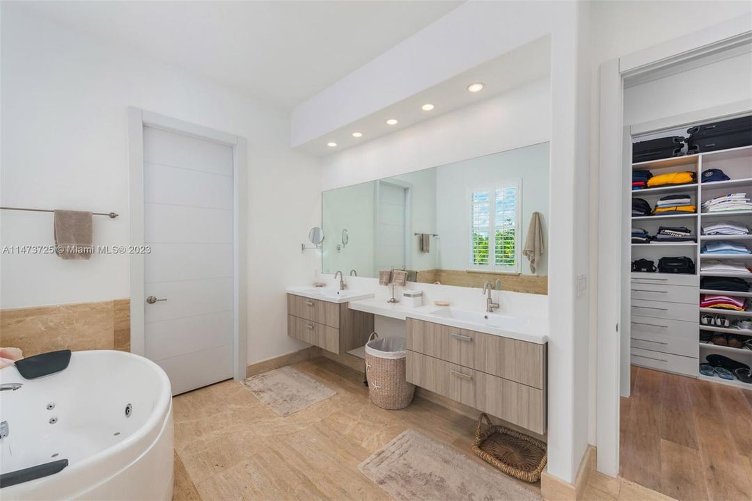 Vendido Recientemente: $6,990,000 (6 camas, 6 baños, 5531 Pies cuadrados)