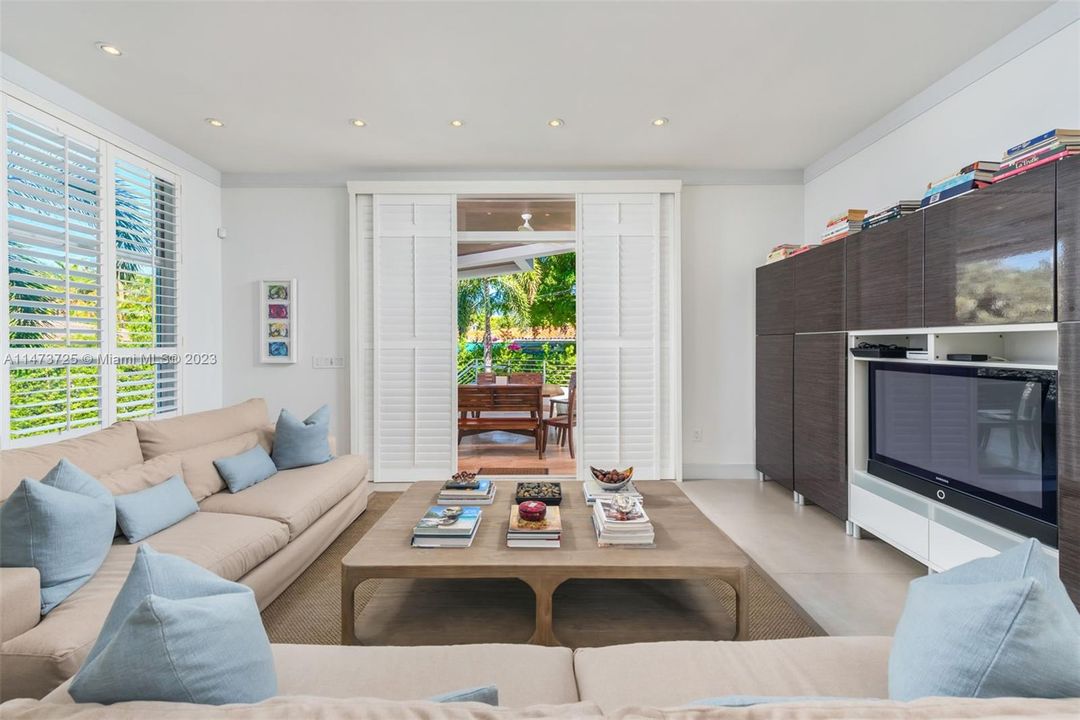 Vendido Recientemente: $6,990,000 (6 camas, 6 baños, 5531 Pies cuadrados)