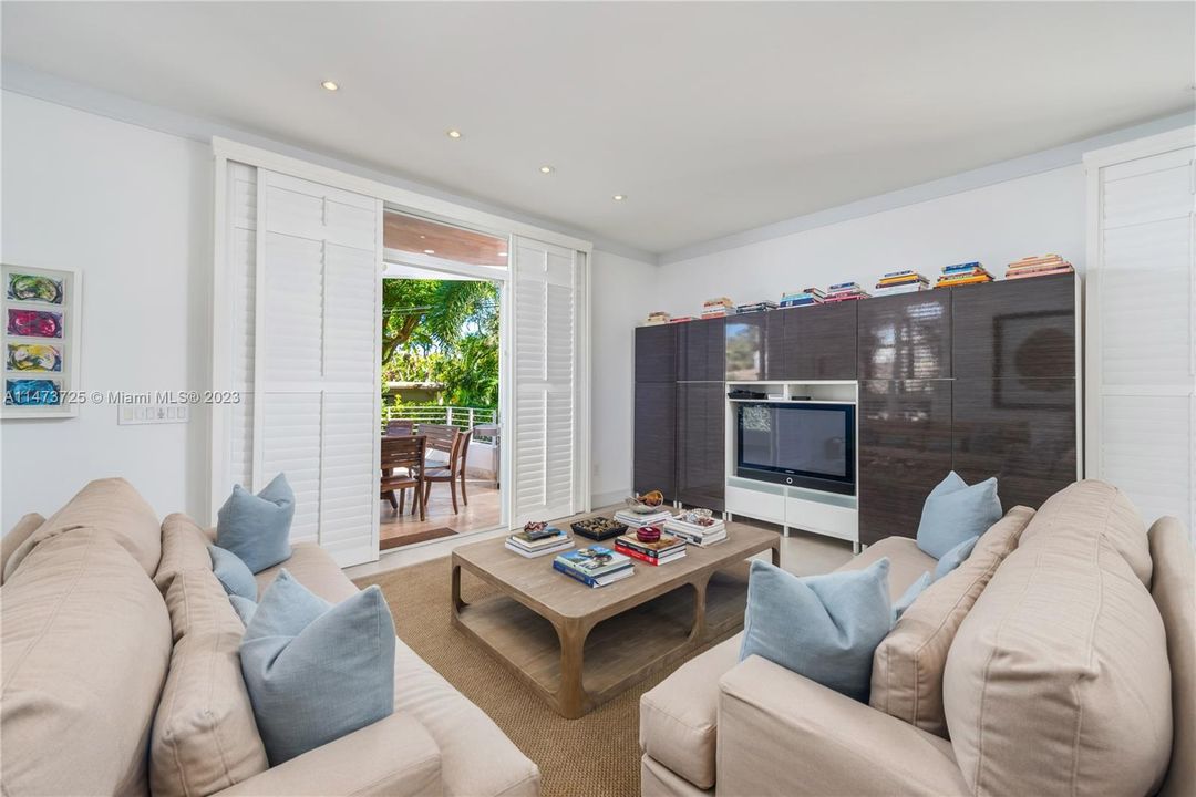 Vendido Recientemente: $6,990,000 (6 camas, 6 baños, 5531 Pies cuadrados)