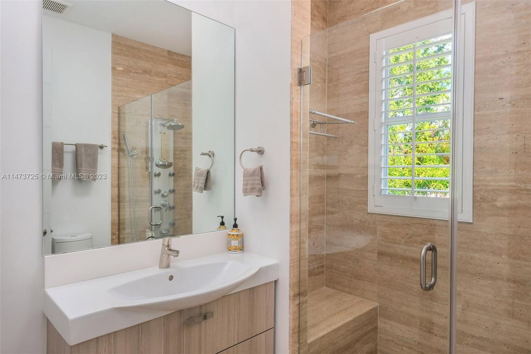 Vendido Recientemente: $6,990,000 (6 camas, 6 baños, 5531 Pies cuadrados)