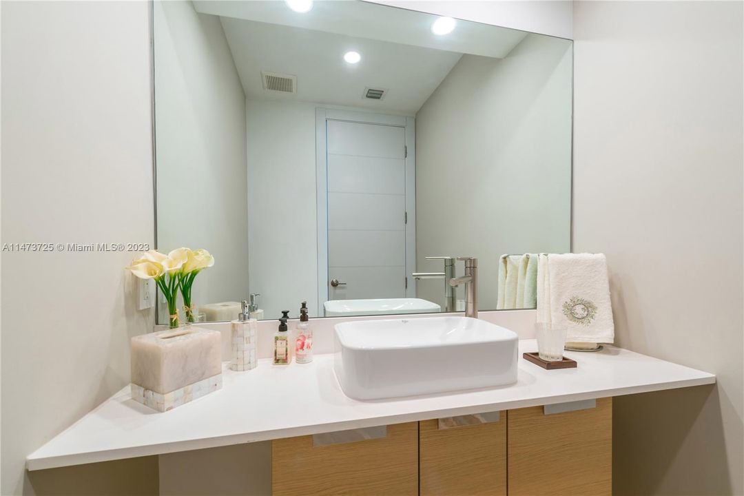 Vendido Recientemente: $6,990,000 (6 camas, 6 baños, 5531 Pies cuadrados)