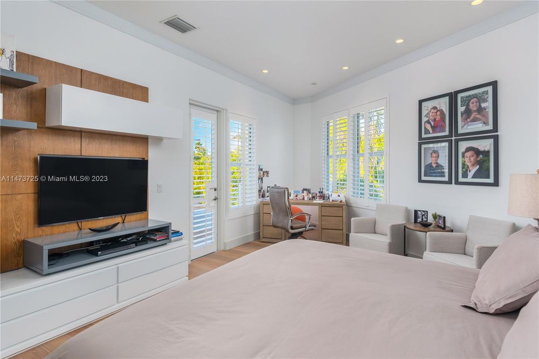 Vendido Recientemente: $6,990,000 (6 camas, 6 baños, 5531 Pies cuadrados)