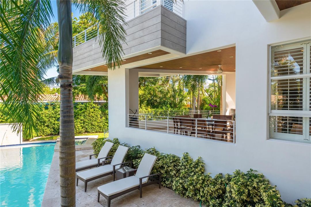 Vendido Recientemente: $6,990,000 (6 camas, 6 baños, 5531 Pies cuadrados)
