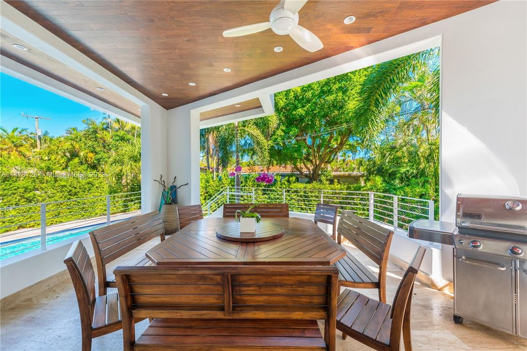 Vendido Recientemente: $6,990,000 (6 camas, 6 baños, 5531 Pies cuadrados)