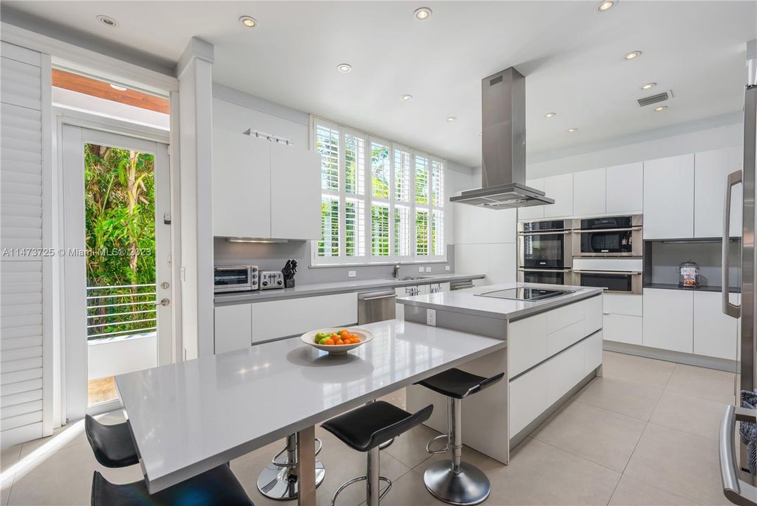 Vendido Recientemente: $6,990,000 (6 camas, 6 baños, 5531 Pies cuadrados)