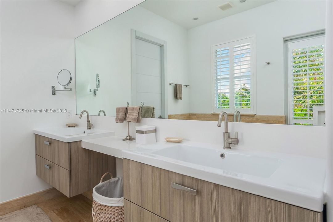 Vendido Recientemente: $6,990,000 (6 camas, 6 baños, 5531 Pies cuadrados)