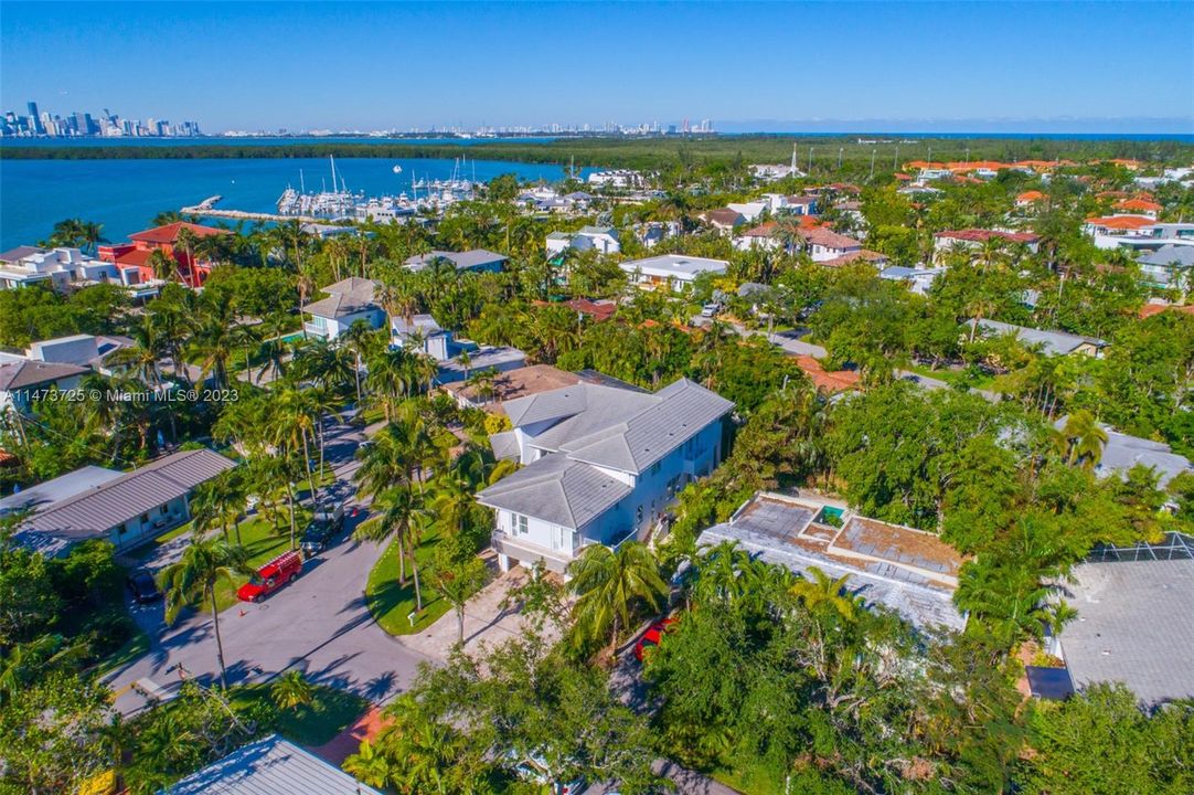 Vendido Recientemente: $6,990,000 (6 camas, 6 baños, 5531 Pies cuadrados)