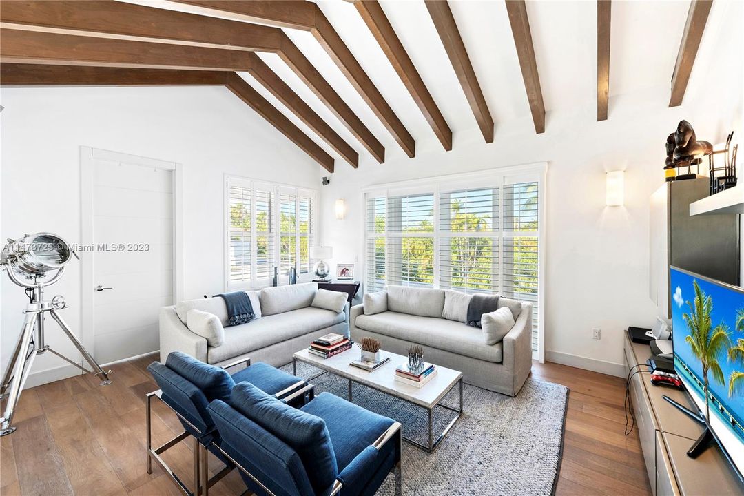 Vendido Recientemente: $6,990,000 (6 camas, 6 baños, 5531 Pies cuadrados)