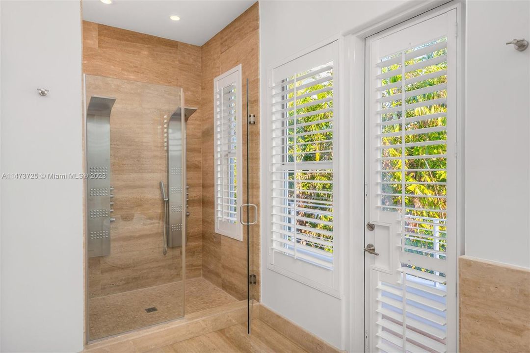 Vendido Recientemente: $6,990,000 (6 camas, 6 baños, 5531 Pies cuadrados)