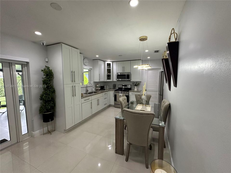 Recently Sold: $800,000 (4 beds, 3 baths, 1600 Square Feet)