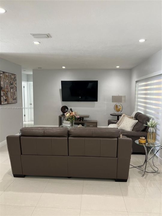 Recently Sold: $800,000 (4 beds, 3 baths, 1600 Square Feet)