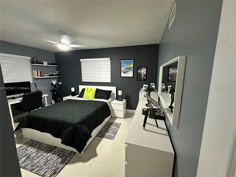 Recently Sold: $800,000 (4 beds, 3 baths, 1600 Square Feet)