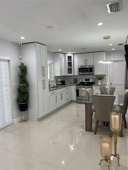 Recently Sold: $800,000 (4 beds, 3 baths, 1600 Square Feet)