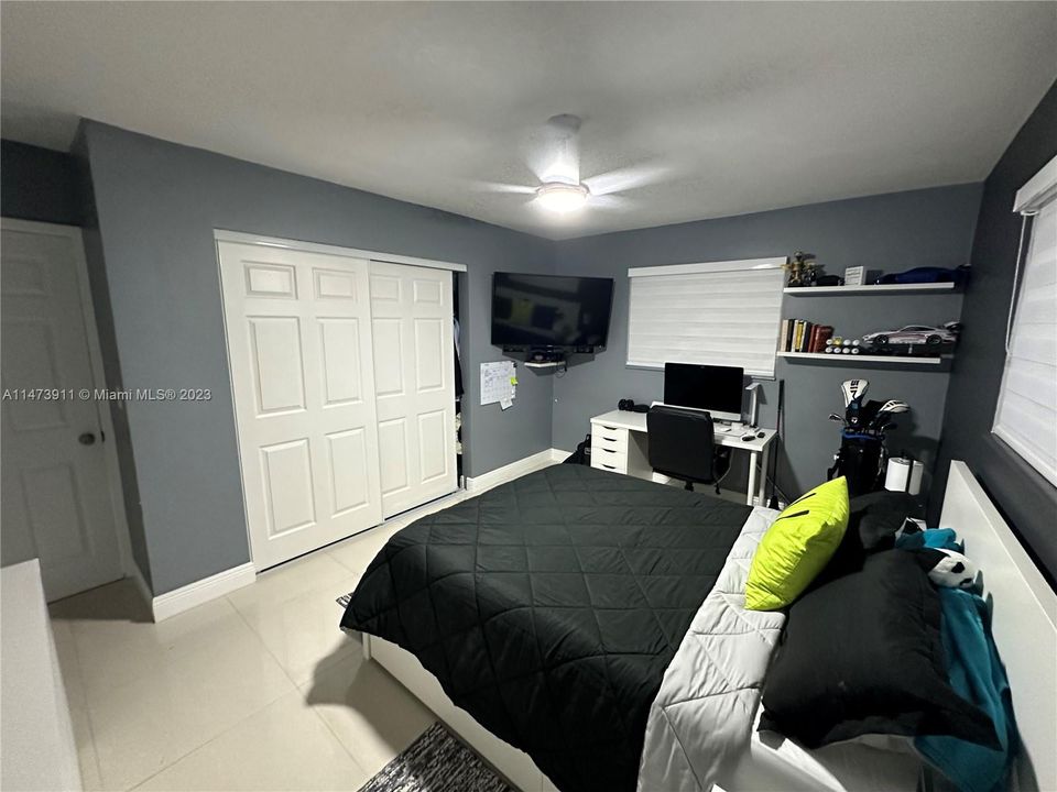 Recently Sold: $800,000 (4 beds, 3 baths, 1600 Square Feet)