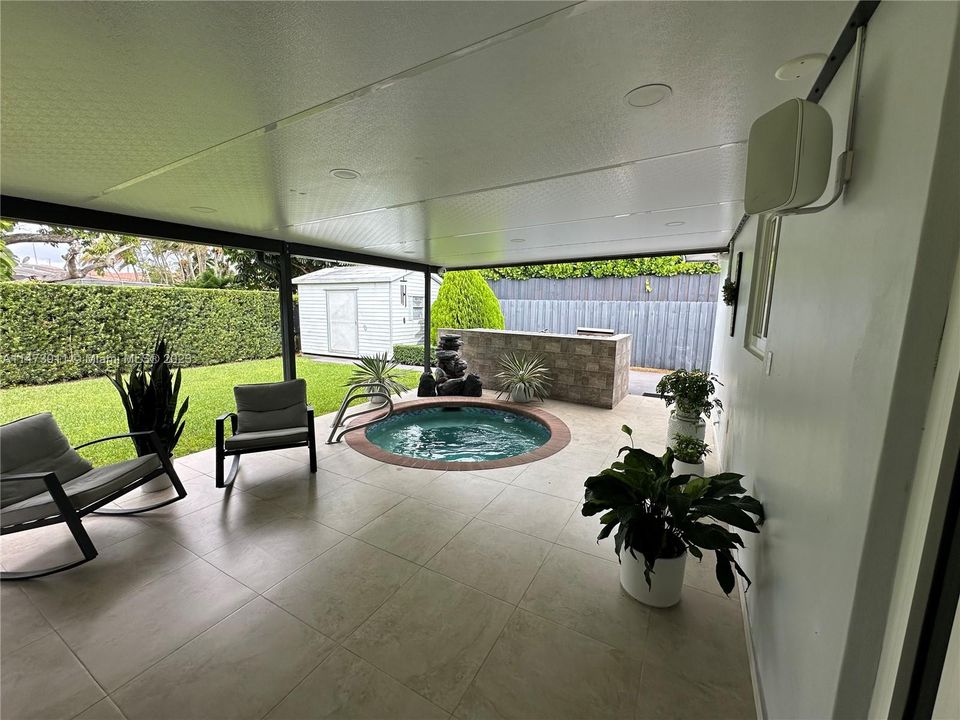 Recently Sold: $800,000 (4 beds, 3 baths, 1600 Square Feet)