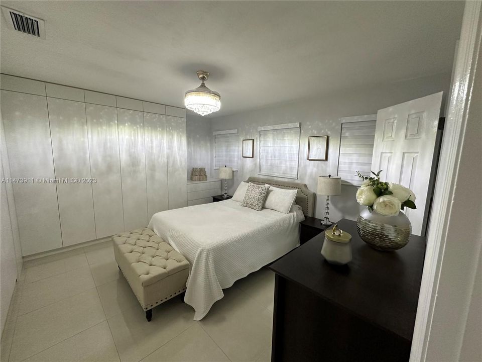 Recently Sold: $800,000 (4 beds, 3 baths, 1600 Square Feet)