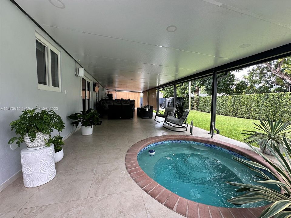 Recently Sold: $800,000 (4 beds, 3 baths, 1600 Square Feet)