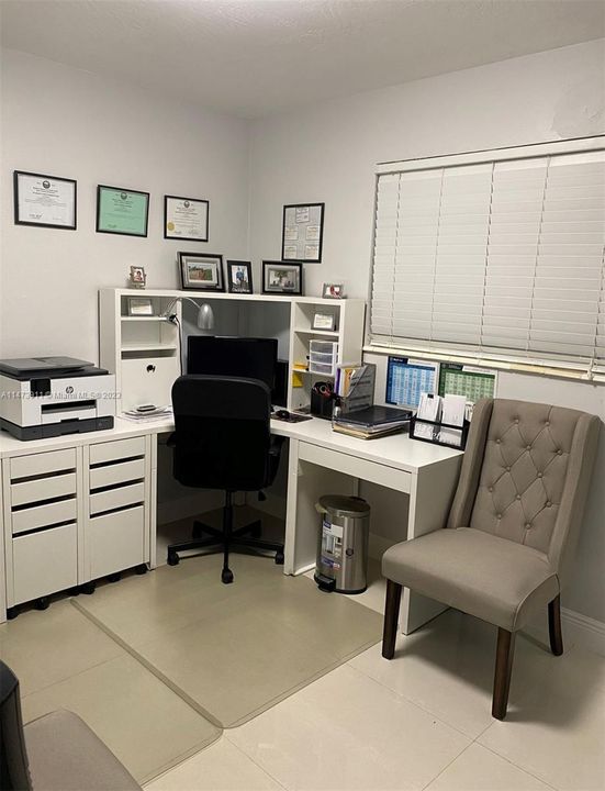 Recently Sold: $800,000 (4 beds, 3 baths, 1600 Square Feet)