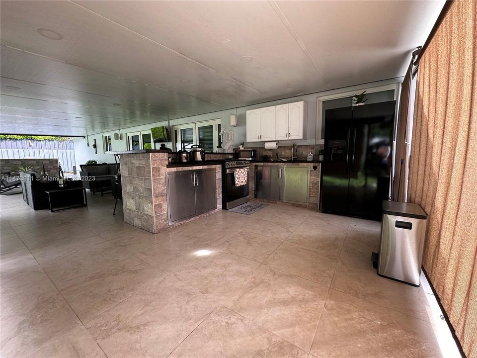 Recently Sold: $800,000 (4 beds, 3 baths, 1600 Square Feet)