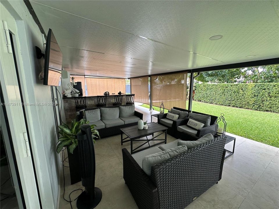 Recently Sold: $800,000 (4 beds, 3 baths, 1600 Square Feet)