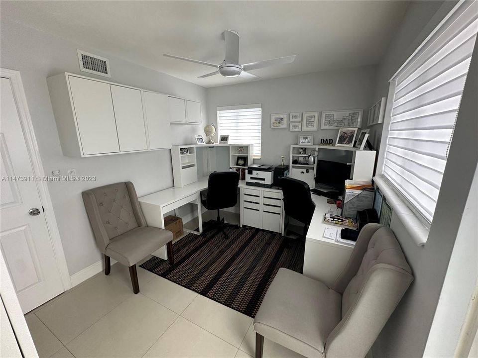 Recently Sold: $800,000 (4 beds, 3 baths, 1600 Square Feet)