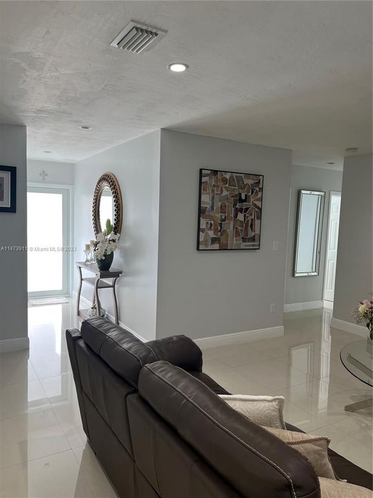 Recently Sold: $800,000 (4 beds, 3 baths, 1600 Square Feet)