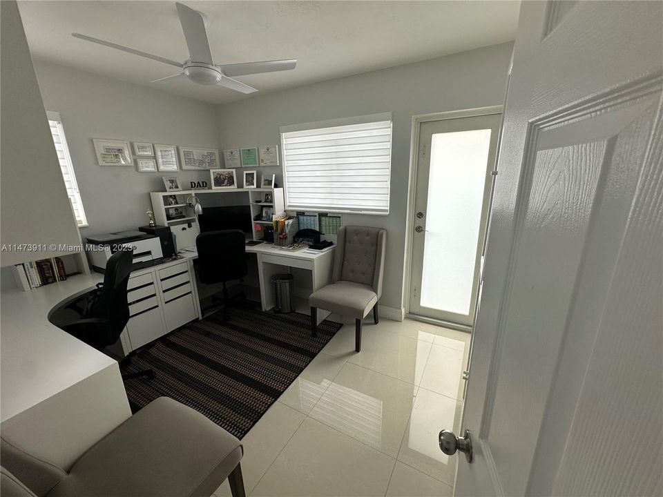 Recently Sold: $800,000 (4 beds, 3 baths, 1600 Square Feet)