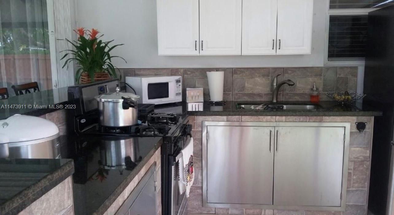 Recently Sold: $800,000 (4 beds, 3 baths, 1600 Square Feet)