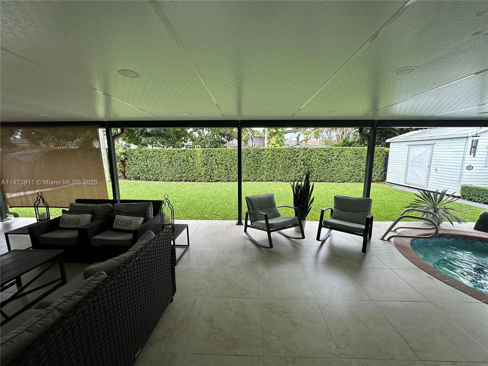 Recently Sold: $800,000 (4 beds, 3 baths, 1600 Square Feet)