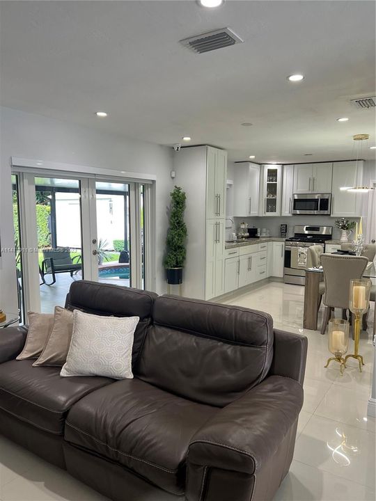 Recently Sold: $800,000 (4 beds, 3 baths, 1600 Square Feet)