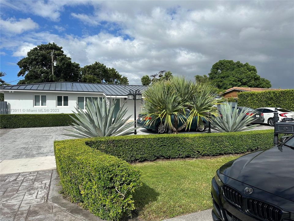 Recently Sold: $800,000 (4 beds, 3 baths, 1600 Square Feet)