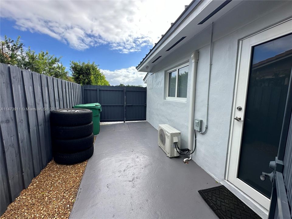 Recently Sold: $800,000 (4 beds, 3 baths, 1600 Square Feet)