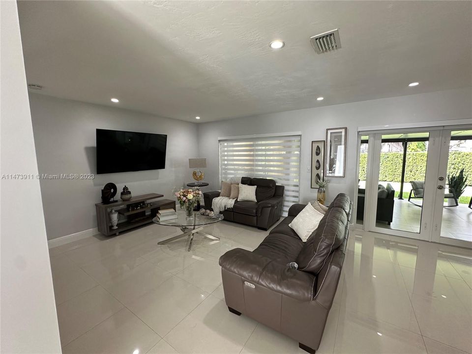 Recently Sold: $800,000 (4 beds, 3 baths, 1600 Square Feet)