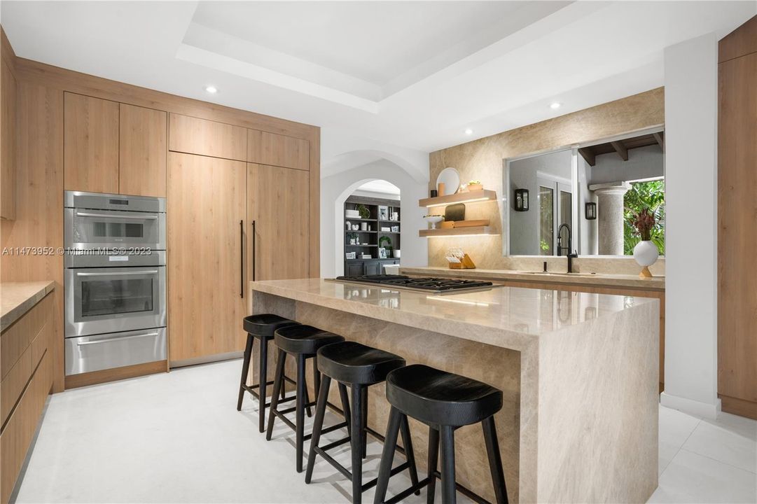 Recently Sold: $11,995,000 (5 beds, 5 baths, 5747 Square Feet)