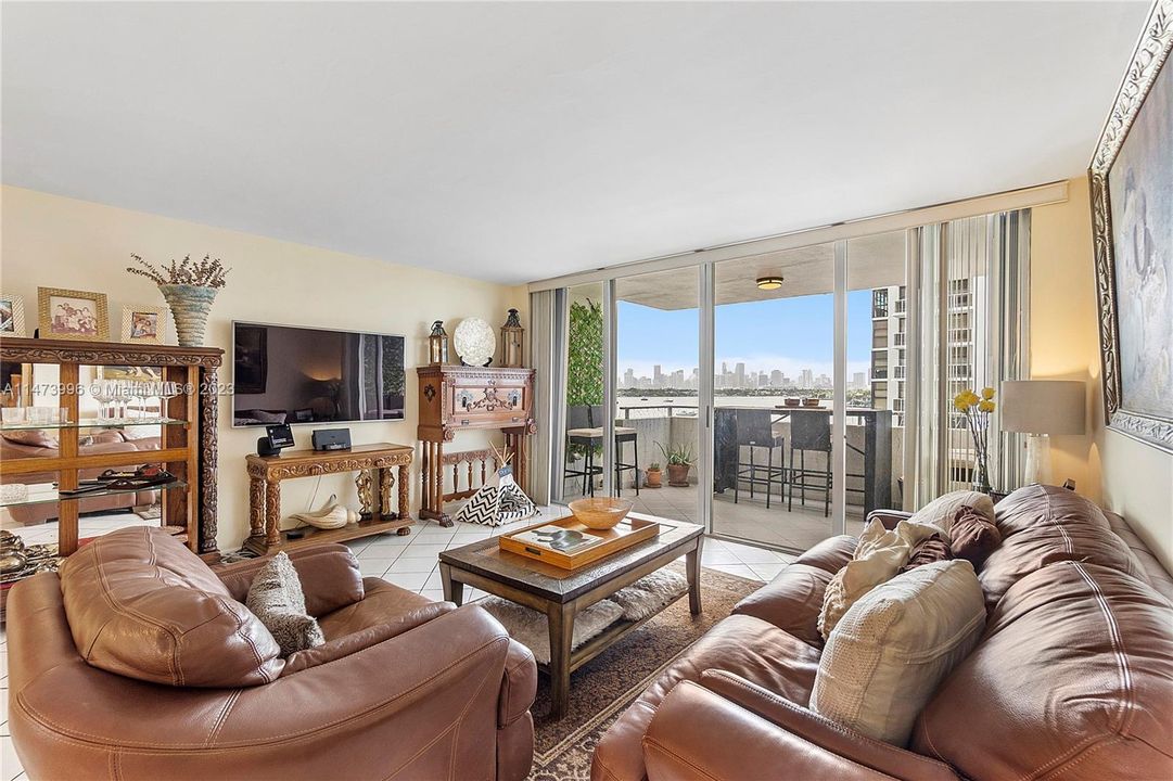 Недавно продано: $729,000 (2 спален, 2 ванн, 1324 Квадратных фут)