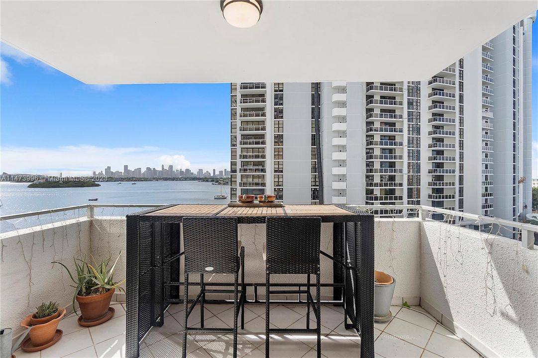 Недавно продано: $729,000 (2 спален, 2 ванн, 1324 Квадратных фут)