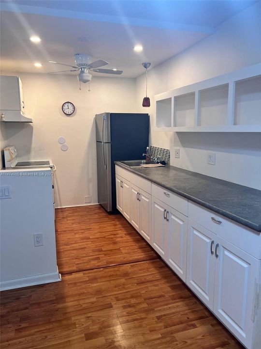 For Sale: $99,999 (1 beds, 1 baths, 646 Square Feet)