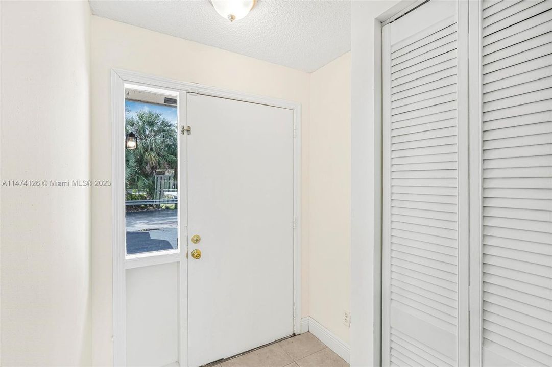 Recently Sold: $330,000 (2 beds, 1 baths, 927 Square Feet)