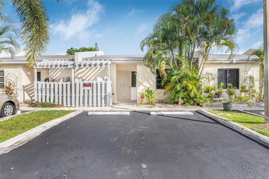 Recently Sold: $330,000 (2 beds, 1 baths, 927 Square Feet)